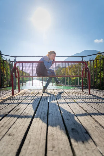 Beautiful Young Woman Sitting Bench — Stock Photo, Image