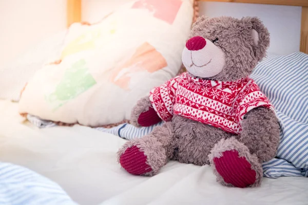 可爱的泰迪熊玩具正坐在床上 早上醒来 阳光灿烂 — 图库照片