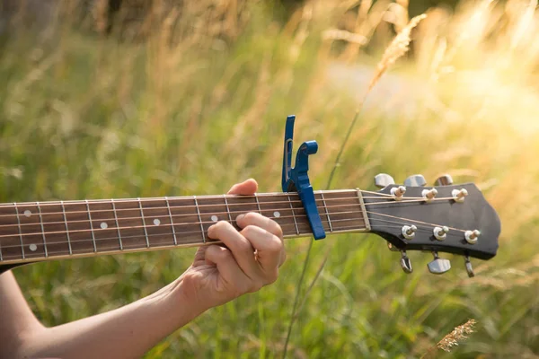 Женщина Играет Классической Гитаре Открытом Воздухе — стоковое фото
