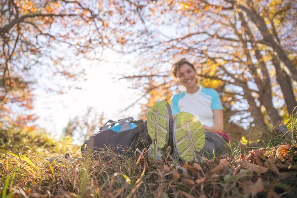 Montañista Con Mochila Está Sentado Bosque — Foto de Stock