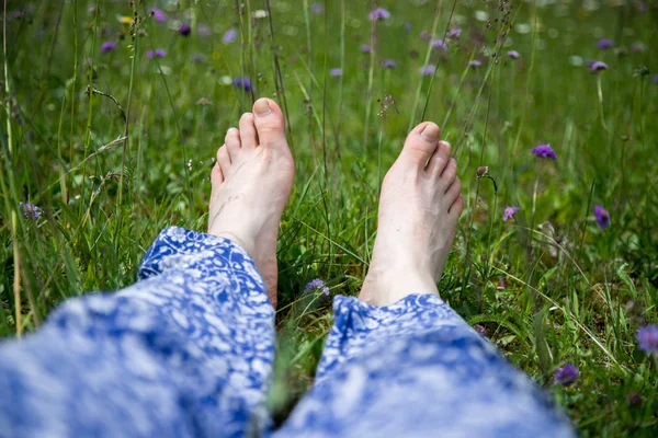 Vrouwelijke Benen Liggend Groen Gras — Stockfoto