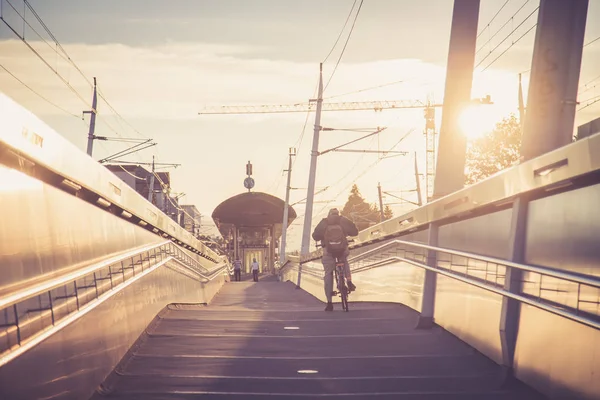 Mann Auf Fahrrad Hintergrund Der Stadt — Stockfoto