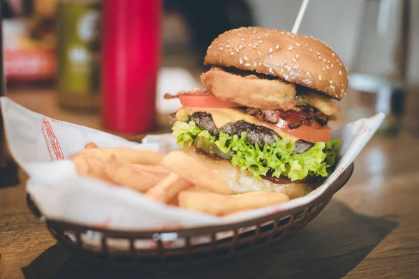 Taze lezzetli burger ve patates kızartması.
