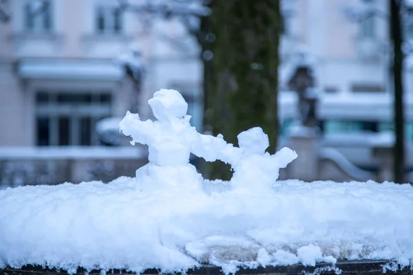 Şehirdeki Kardan Toplanmış Figürler — Stok fotoğraf