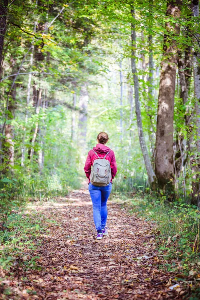 Mujer Con Mochila Caminando Bosque Otoñal Las Hojas Caen — Foto de Stock