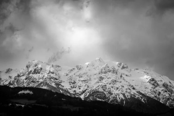 Schöne Berg Schwarz Weiß Foto — Stockfoto