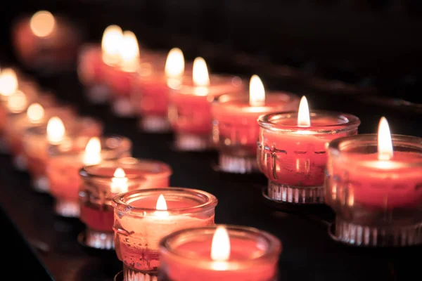 Muitas Velas Acesas Com Profundidade Campo Rasa — Fotografia de Stock