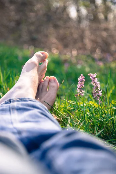 Samčí Nohy Ležící Zelené Trávě — Stock fotografie