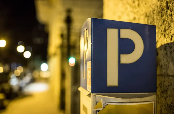 Hinweisschild Für Das Parken Auf Der Straße Hintergrund — Stockfoto
