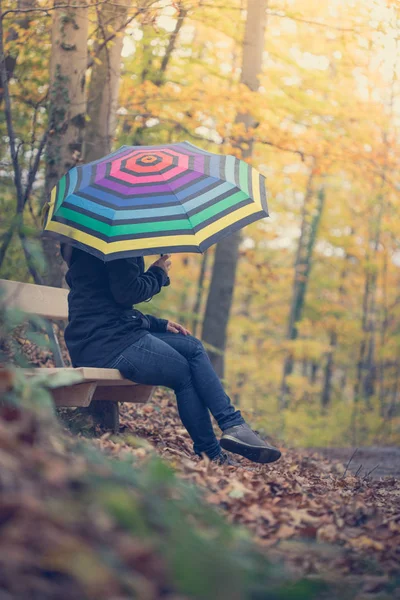 Jong Meisje Blauwe Jas Paraplu Zittend Bank Het Herfstbos — Stockfoto