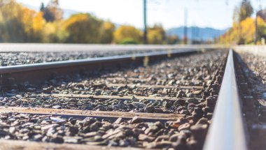 Sonbaharda terk edilmiş eski bir demiryolunun manzarası. Sıcak ışık, sürdürülebilir seyahat 