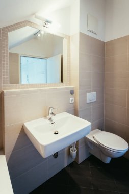 Dairede küçük şirin bir banyo, modern tasarım.