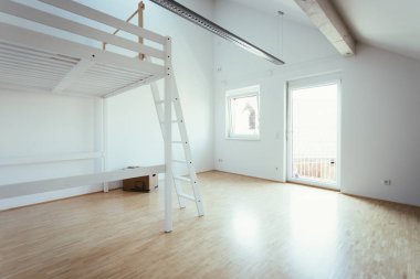 Modern ve parlak, küçük, minicik bir evde ranza.