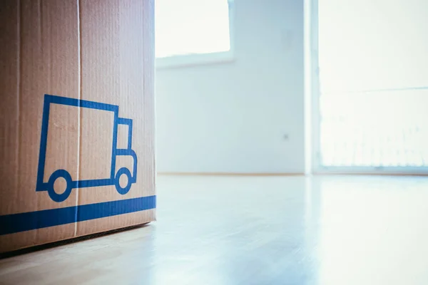 Move Cardboard Box Clean Bright Room Wooden Floor Moving New — Stock Photo, Image