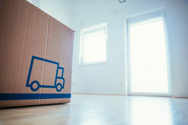 Move Cardboard Box Clean Bright Room Wooden Floor Moving New — Stock Photo, Image