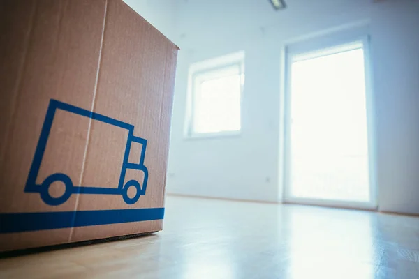 Bewegen. Karton, Schachteln für den Einzug in ein neues, sauberes und helles Haus — Stockfoto