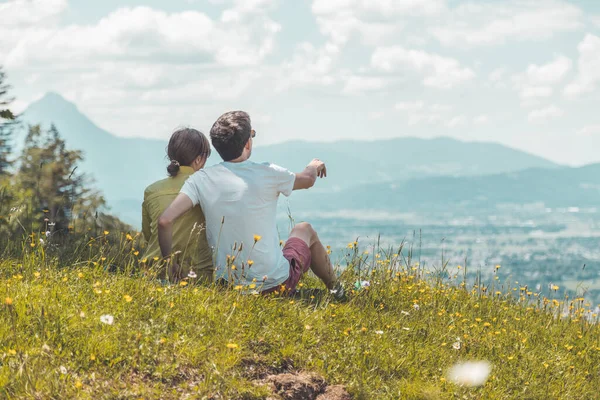 Couple Hiking Trip Sitting Meadow Enjoying View Far Away City — Stock Photo, Image