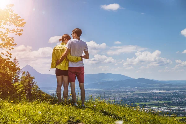 Pareja Viaje Senderismo Está Pie Prado Disfrutar Vista Sobre Ciudad —  Fotos de Stock