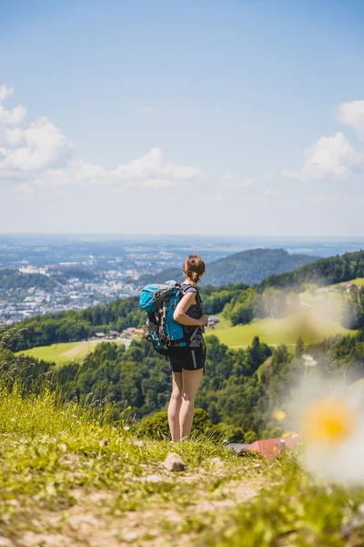 Sportief Meisje Een Wandeltocht Staat Het Weitje Geniet Van Het — Stockfoto