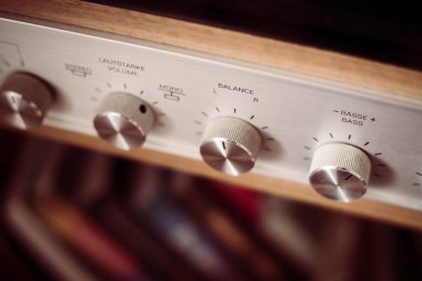 Gümüş ahşap vintage yükselticinin kontrol düğmeleri, yakın plan