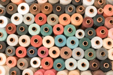 Renkli dikiş ipliklerinin çeşitliliği, kuş gözü