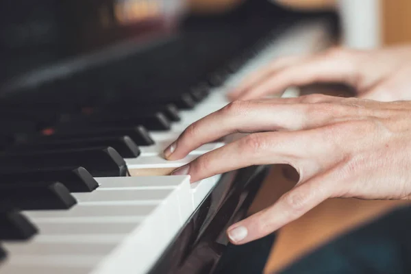 Hombre Toca Piano Casa Recorte Piano Manos — Foto de Stock