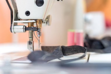 Metal dikiş iğnesini dikiş ipliği ve terzi atölyesiyle kapatın.