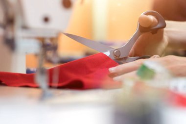 Metal dikiş iğnesini dikiş ipliği ve terzi atölyesiyle kapatın.