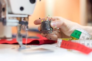 Metal dikiş iğnesini dikiş ipliği ve terzi atölyesiyle kapatın.