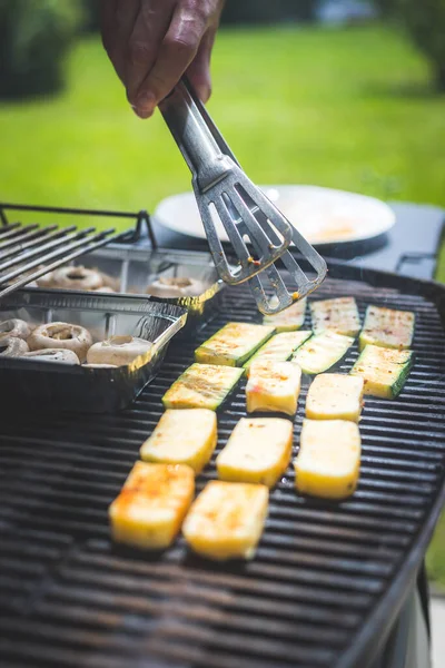 Närbild Ost Och Grönsaker Gasgrill Sommartid Utomhus — Stockfoto