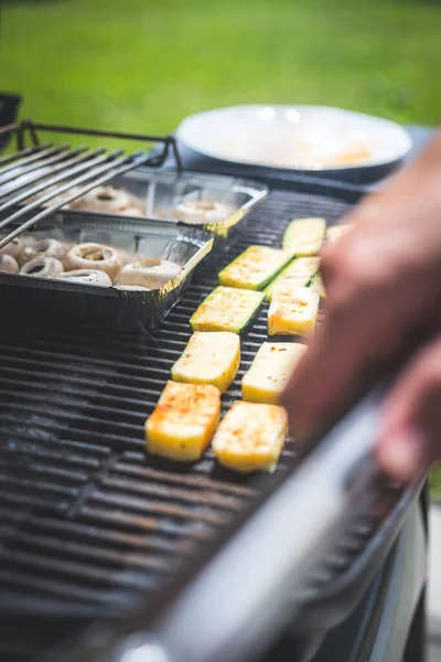 Närbild Ost Och Grönsaker Gasgrill Sommartid Utomhus — Stockfoto