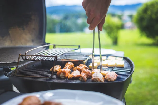 Närbild Kycklingvingar Ost Och Grönsaker Gasgrill Sommartid Utomhus — Stockfoto