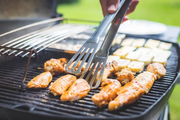 Närbild Kycklingvingar Ost Och Grönsaker Gasgrill Sommartid Utomhus — Stockfoto