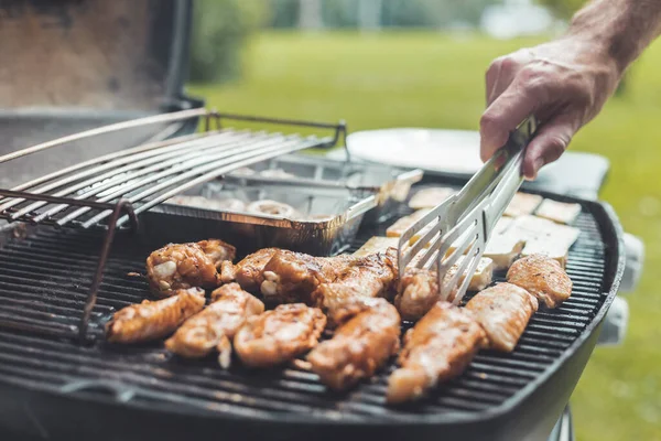 Primer Plano Alas Pollo Queso Verduras Parrilla Gas Hora Verano — Foto de Stock