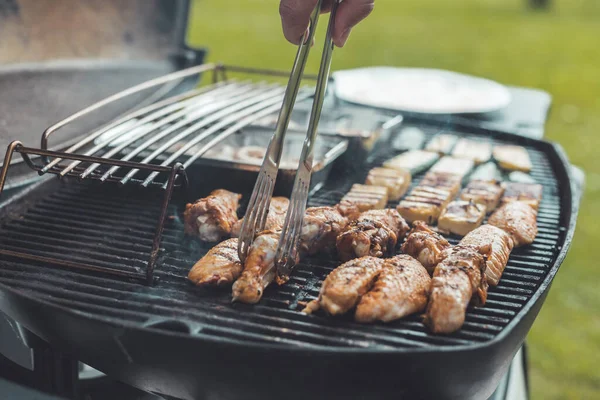 Närbild Kycklingvingar Ost Och Grönsaker Gasgrill Sommartid Utomhus — Stockfoto