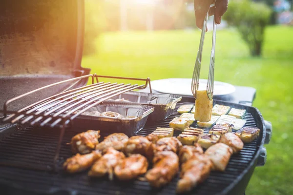 Närbild Kycklingvingar Ost Och Grönsaker Gasgrill Sommartid Utomhus — Stockfoto