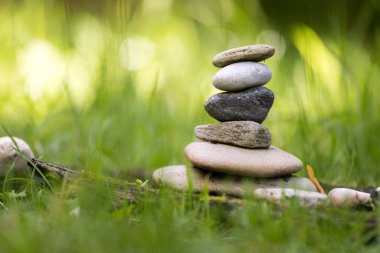 Taş cairn kapalı, denge, maneviyat ve rahatlama metaforu