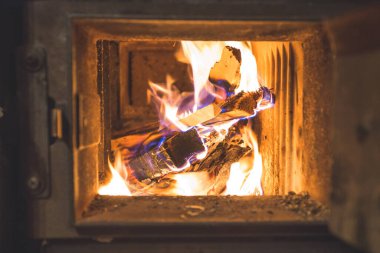 Ocakta alevler, turuncu ve siyah