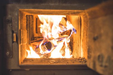 Ocakta alevler, turuncu ve siyah