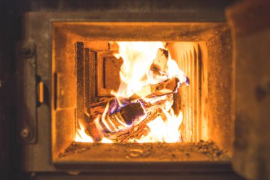 Ocakta alevler, turuncu ve siyah