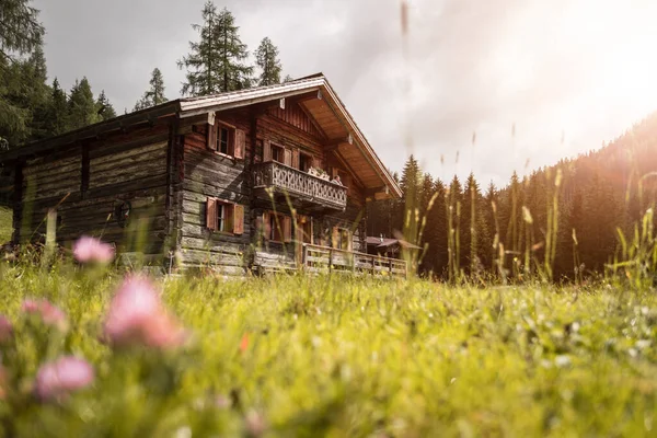 Chata Górska Zachmurzone Niebo Austrii Idylliczny Krajobraz Alpach — Zdjęcie stockowe