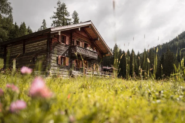 Chata Górska Zachmurzone Niebo Austrii Idylliczny Krajobraz Alpach — Zdjęcie stockowe