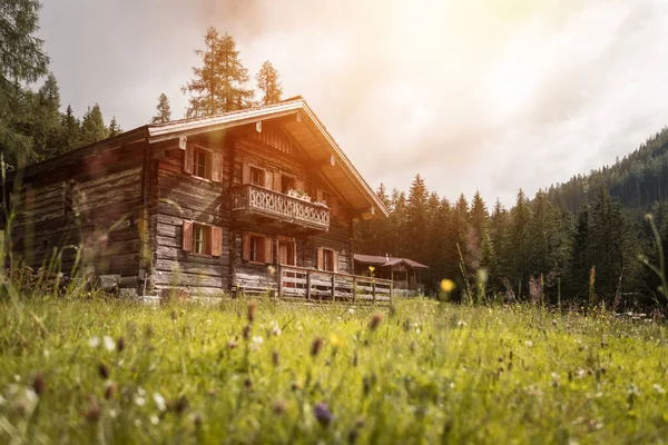 Chata Górska Zachmurzone Niebo Austrii Idylliczny Krajobraz Alpach — Zdjęcie stockowe