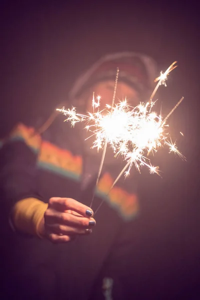 Lächelndes Mädchen Hält Eine Wunderkerze Der Hand Neujahr Draußen — Stockfoto