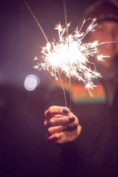 Sorrindo Menina Está Segurando Sparkler Sua Mão Ano Novo Livre — Fotografia de Stock