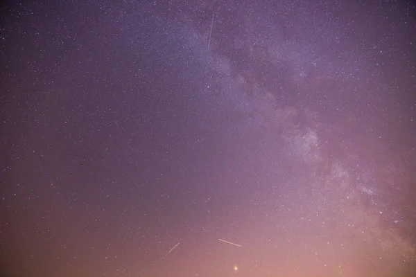 Jasne Purpurowe Niebo Gwiazdami Kolorowy Nocny Pejzaż — Zdjęcie stockowe