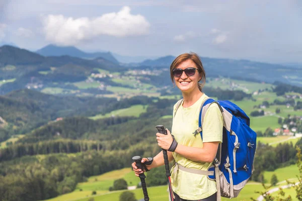 Joven Mochilero Delgado Turista Chica Está Disfrutando Vista Sobre Montaña — Foto de Stock