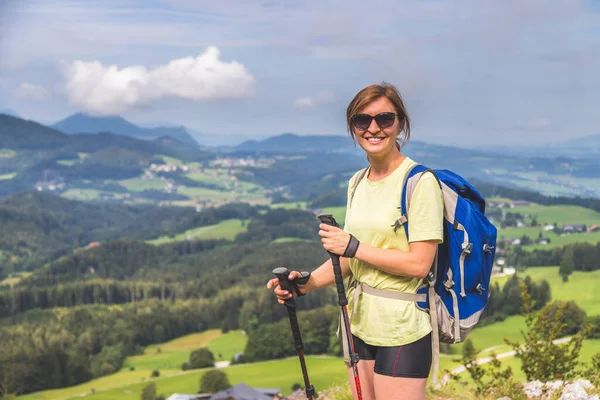 Jong Slank Backpacker Toeristisch Meisje Genieten Van Het Uitzicht Rotsachtige — Stockfoto