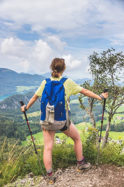 Jong Slank Backpacker Toeristisch Meisje Genieten Van Het Uitzicht Rotsachtige — Stockfoto