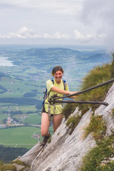 Fiatal Karcsú Hátizsákos Turista Lány Mászik Sziklás Hegyen Ausztria — Stock Fotó
